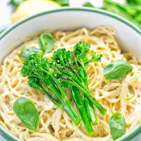 This Lemon Broccoli Pasta is a super easy, super tasty comfort food. Completely made from vegan and glutenfree ingredients. A perfect recipe for lunch or dinner, and even a stunner at parties. #vegan #glutenfree #contentednesscooking #lunch #dinner #pasta #worklunch #dinner #italian