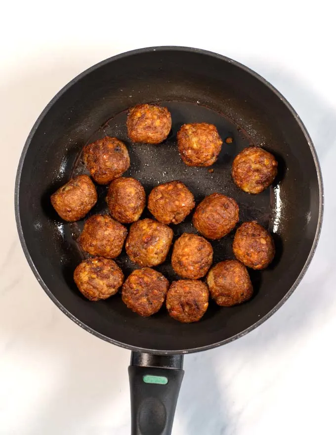 A frying pan with falafel balls.