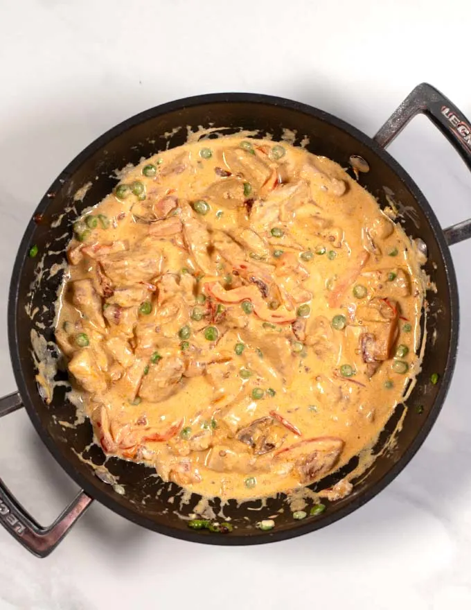 Top view of a pan with chipotle chicken sauce.