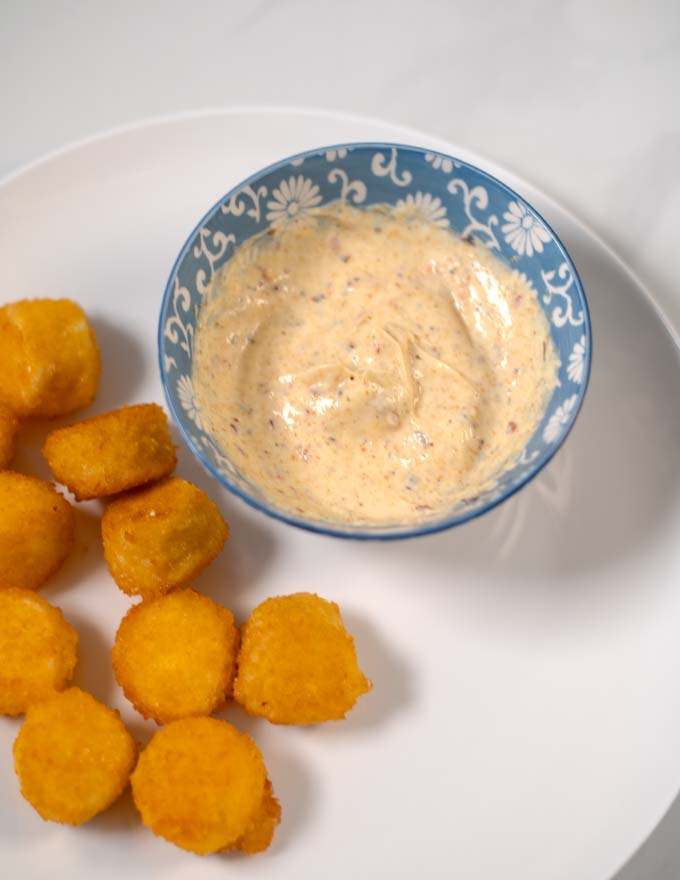 Serving of chicken pops with spicy mayo.