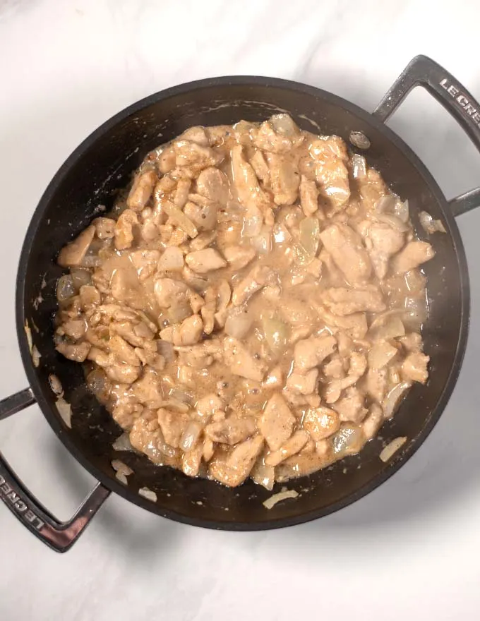 View of a pan with the fried chicken.