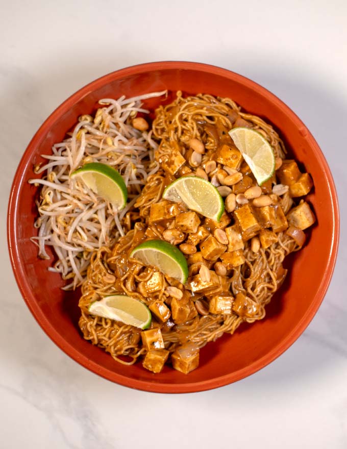 Top view on a serving of Pad Thai Curry.