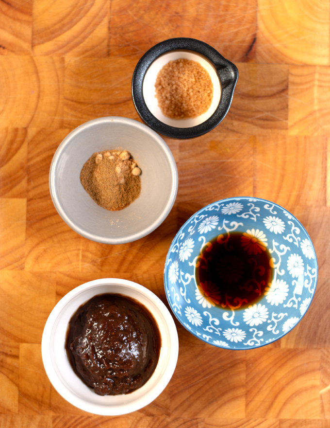 Ingredients needed to make Tamarind Sauce.