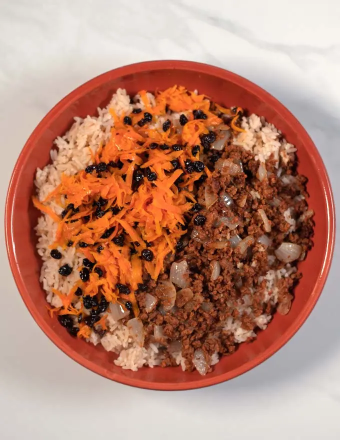 Top view of a serving of Kabuli Pulao.