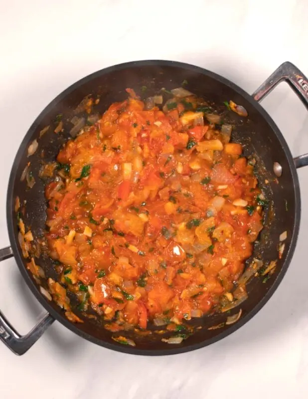 View of the ready tomato filling.