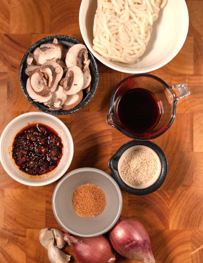 Ingredients needed to make Simple Udon Noodles are collected on a board.